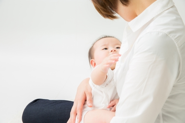 授乳ケープはポンチョ型が人気!選び方のポイントや注意点は?のイメージ