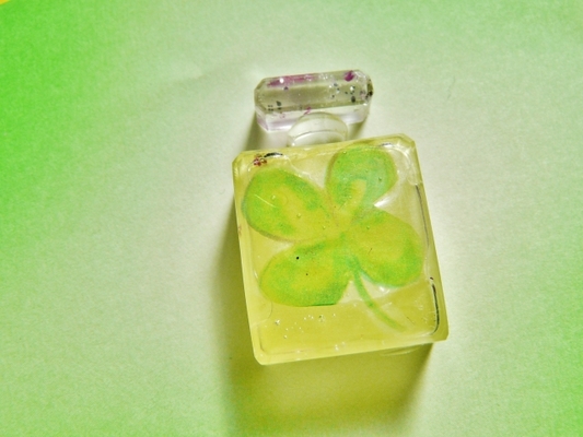 レジンを使った押し花の作り方まとめ!100均グッズで簡単作成!のイメージ