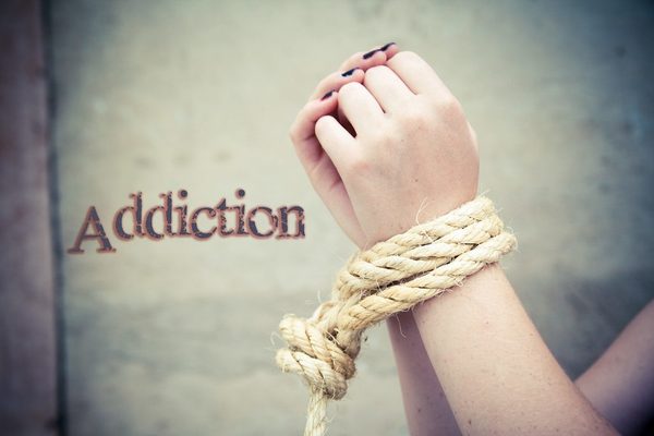 セックス × 覚醒剤で脳が壊れる！女性こそハマりやすいキメセクの恐怖のイメージ