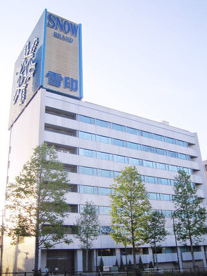 雪印集団食中毒事件とは？「私は寝てないんだ」不祥事の原因・その後のイメージ