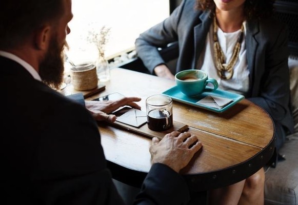 「距離が近い人の心理って?」物理的な近さが人間関係に与える影響のイメージ